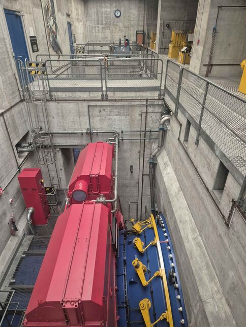 Die Abwärme der bestehenden Generatoren wird künftig genutzt als Wärmequelle für die Wärmepumpenanlage. (Fotos: AEW, KWA/Axpo)